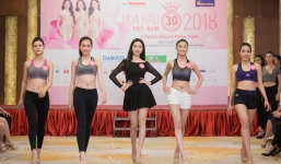 Thí sinh Hoa hậu Việt Nam khoe vóc dáng nuột nà trong hậu trường luyện tập